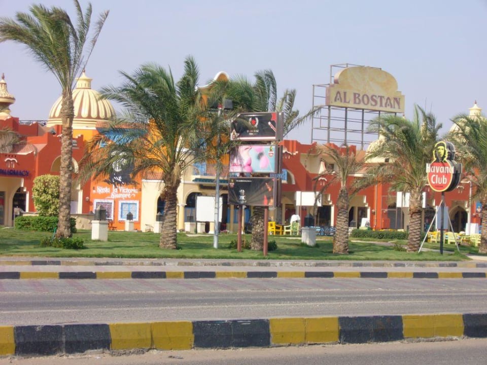 Przed hotelem Desert Rose