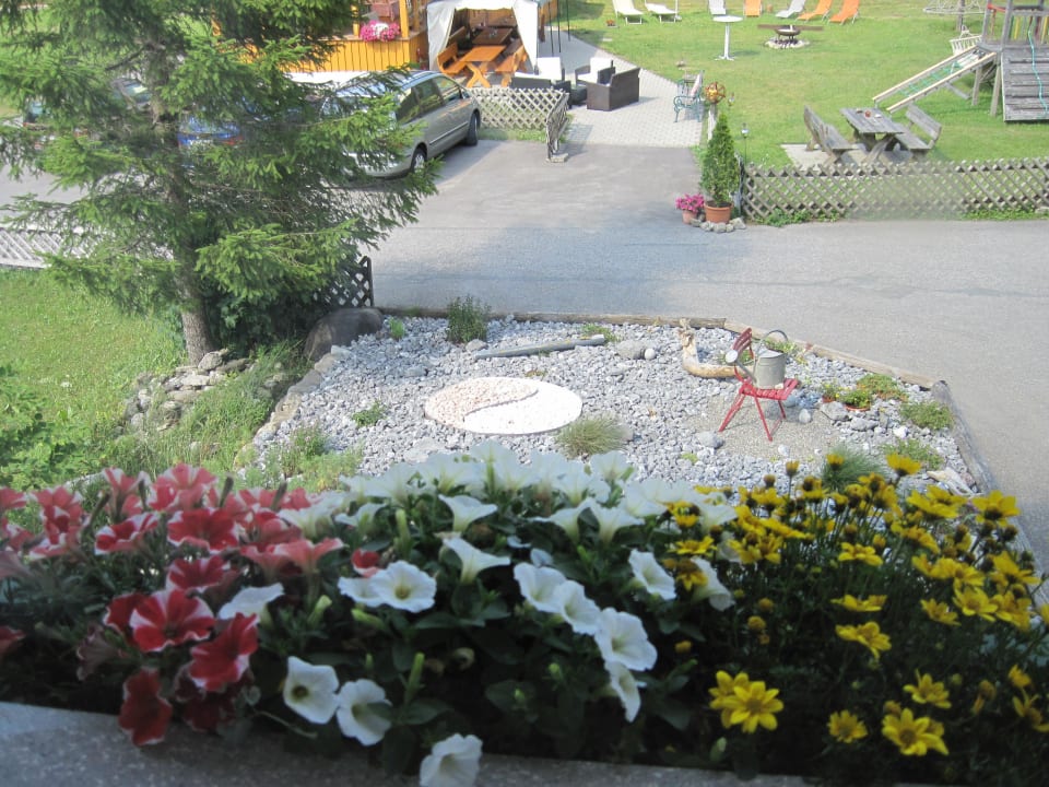 Blick auf (Hausvorderseite) Steinbeet,Garten Pension & Ferienwohnung Solaria