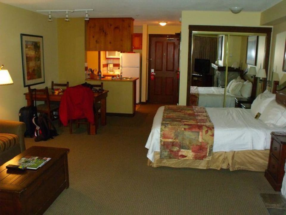 Blick ins Zimmer Hotel Coast Blackcomb Suites