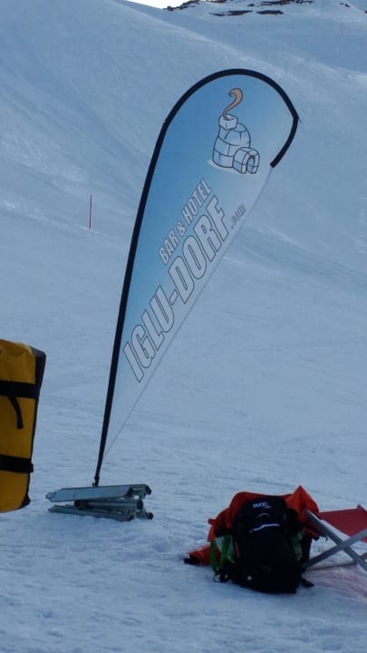 Vor den Iglus Iglu-Dorf Davos Klosters