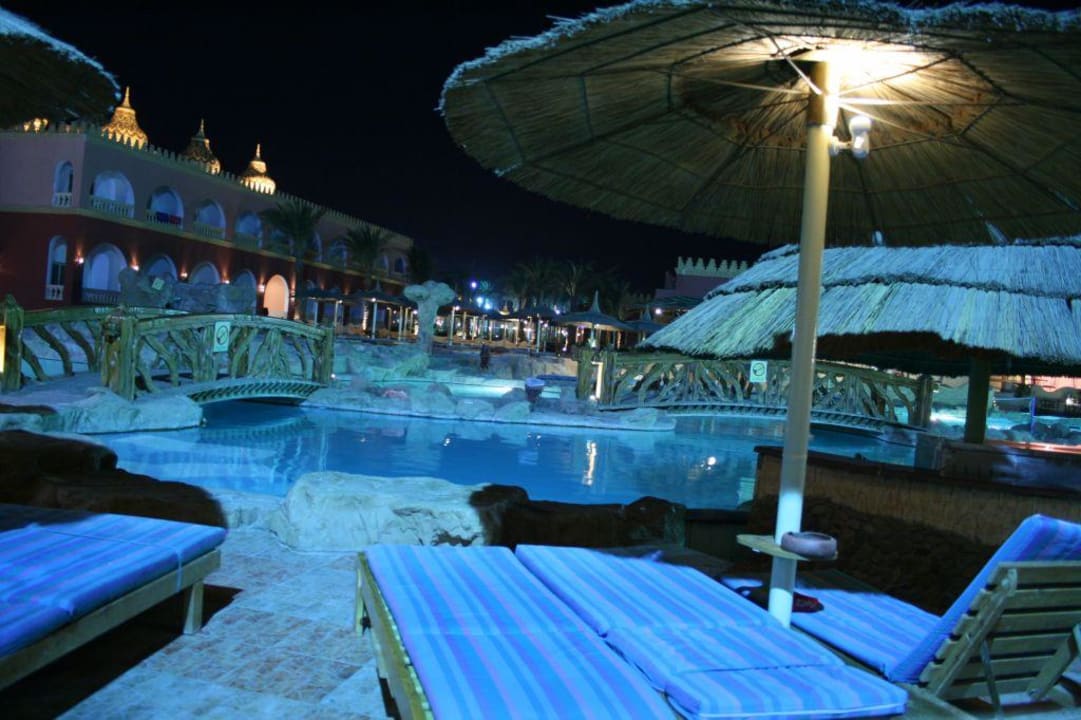 Basen nocą Pickalbatros Alf Leila Wa Leila Resort - Neverland Hurghada