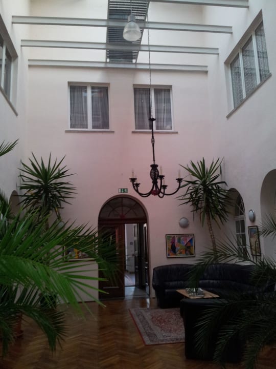 Lichthof Pension Herrenhaus Schmölen