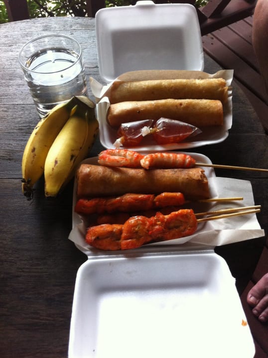 Mittag - von den Strandverkäufern The Fair House Beach Resort