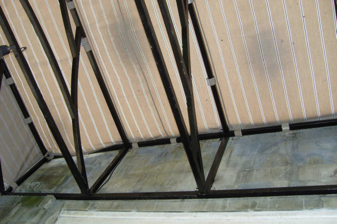 Marode, verschmutzte Überdachung InterContinental Bali Resort