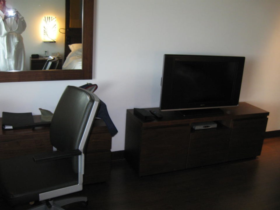 Schreibtisch/TV Hotel Swissôtel Kolkata