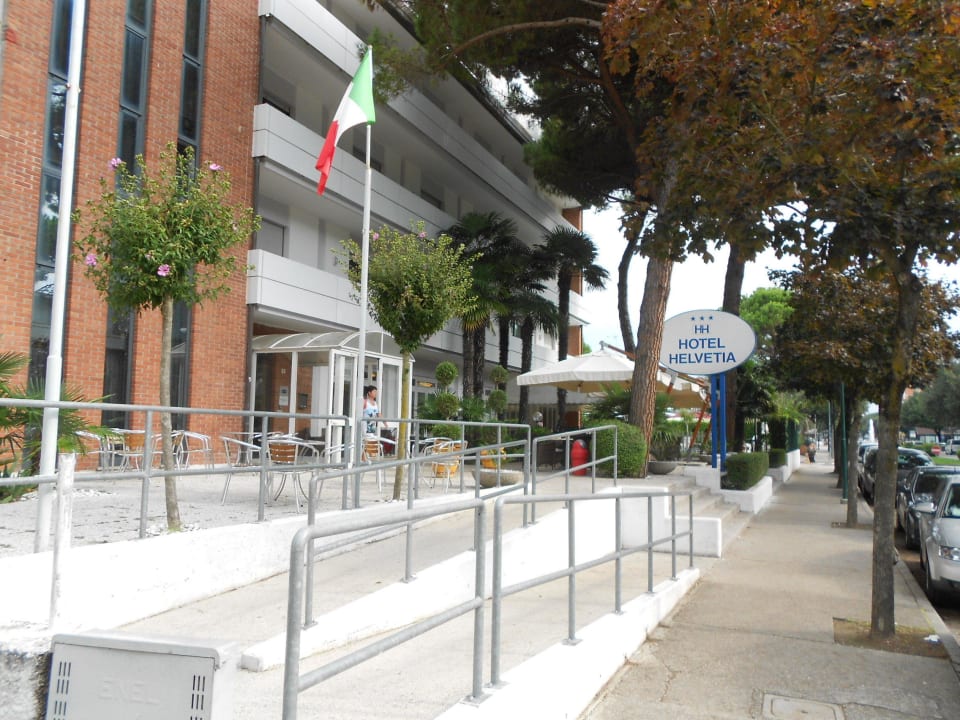 Auffahrt für Koffer und für Fahrräder die zum ausl Hotel Helvetia