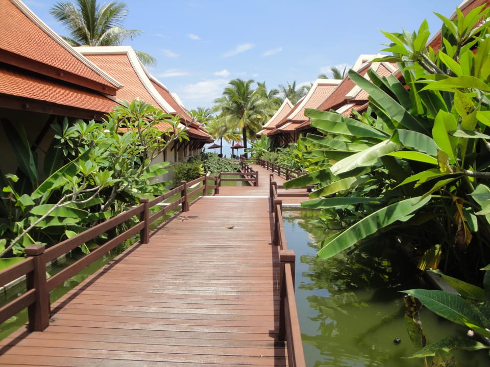 Einer der Wege zum Strand mit Fischbecken Khaolak Laguna Resort