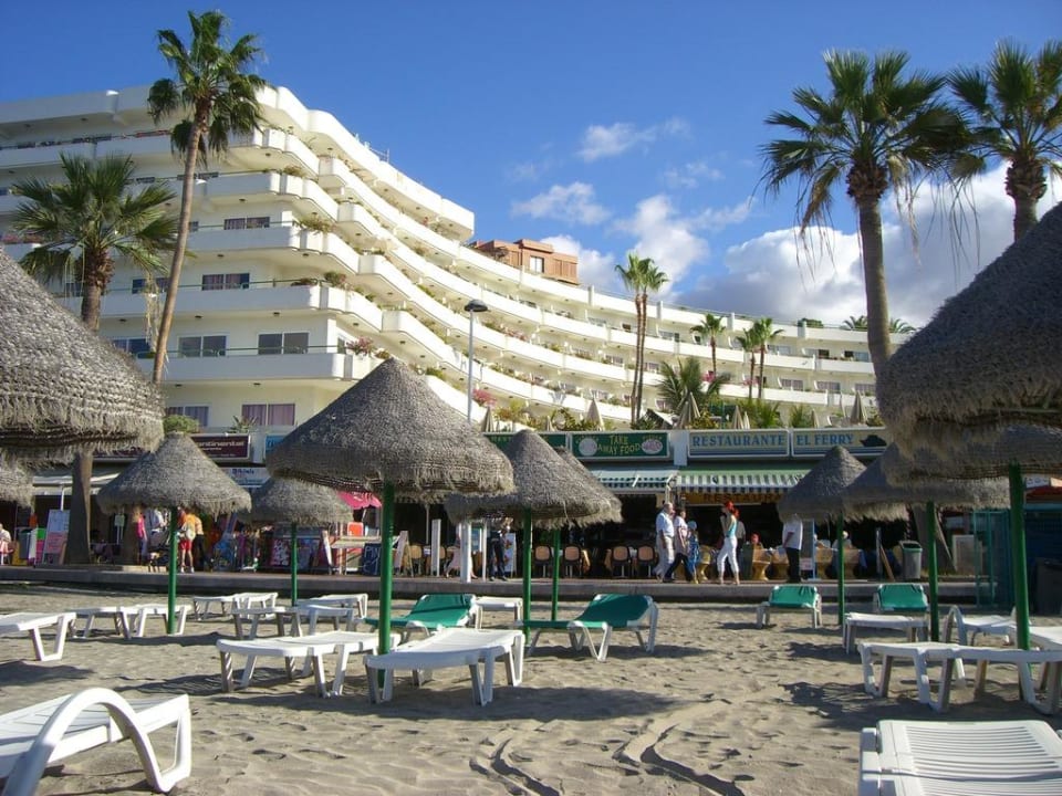 Blick auf das La Pinta vom Strand HOVIMA La Pinta Beachfront Family Hotel