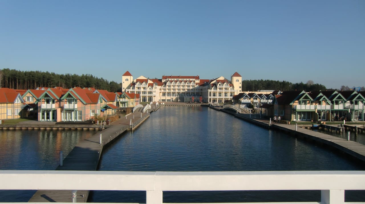 Hotel vom Leuchtturm aus gesehen Precise Resort Hafendorf Rheinsberg