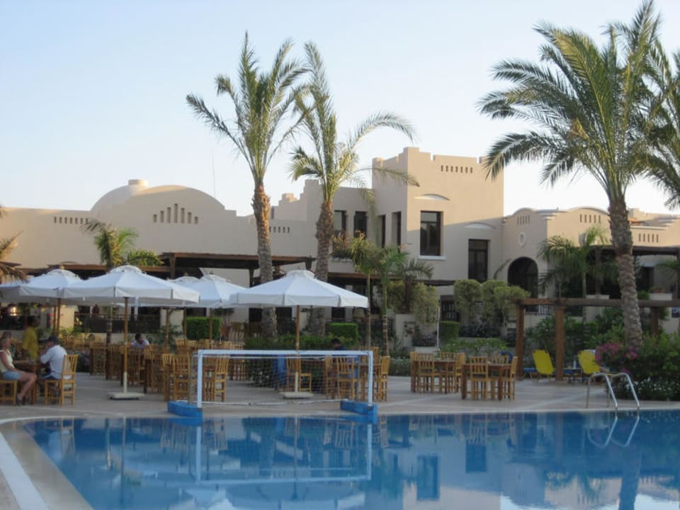 Pool mit Blick auf Poolbar und Lobby Hotel JAZ Makadi Star & Spa