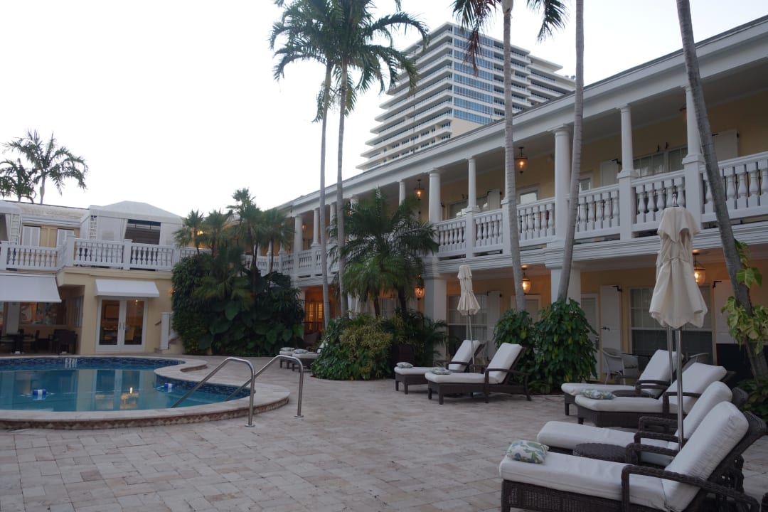 Man sieht die Umgebungsbebauung im Hintergrund Hotel The Pillars At New River Sound