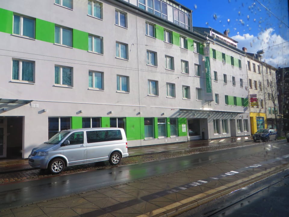 Gegenüber dem Hotel ist direkt Haltestelle Straßen Hotel Westfalia