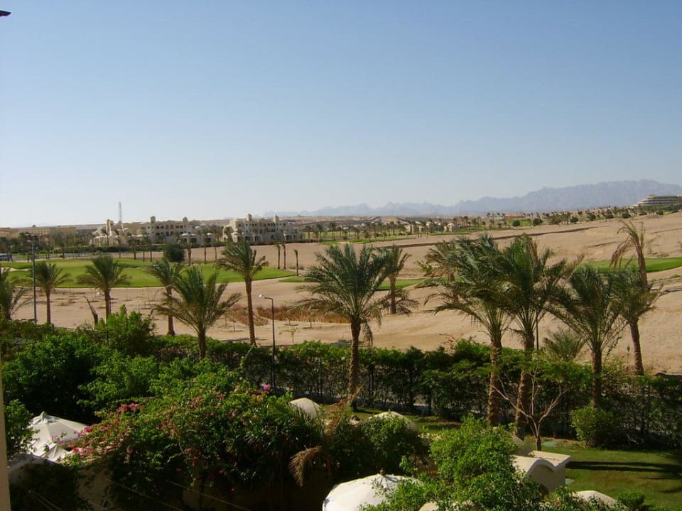 Blick von den nach hinten liegenden Zimmern Hotel JAZ Makadi Star & Spa