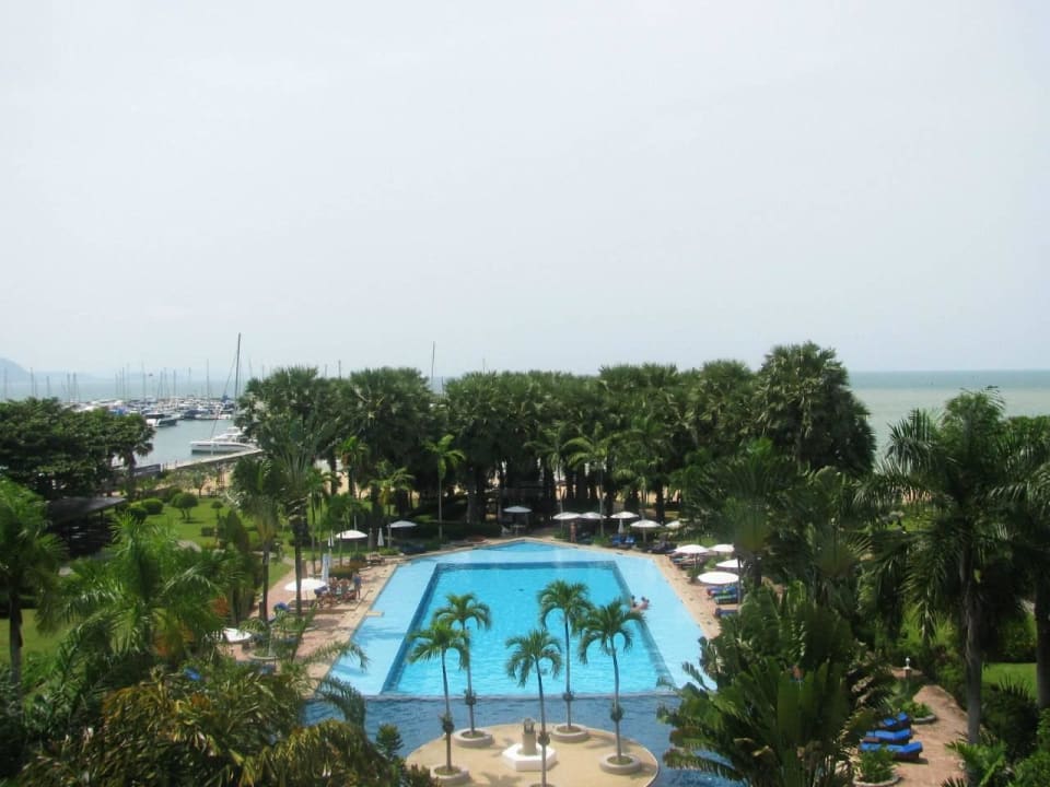 Вид на бассейн из номеров-люксов Botany Beach Resort