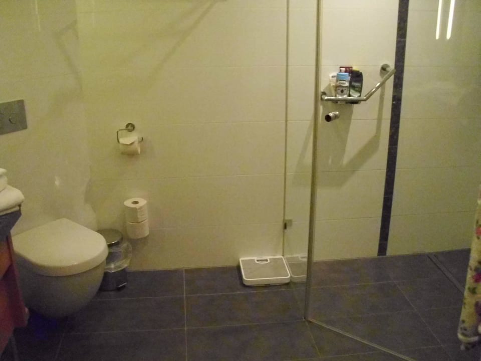Das Bad von Zimmer 46 AKZENT Waldhotel Rügen