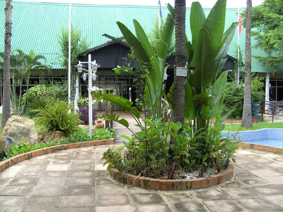 Eingang zur Empfangshalle Hotel Senegambia Beach