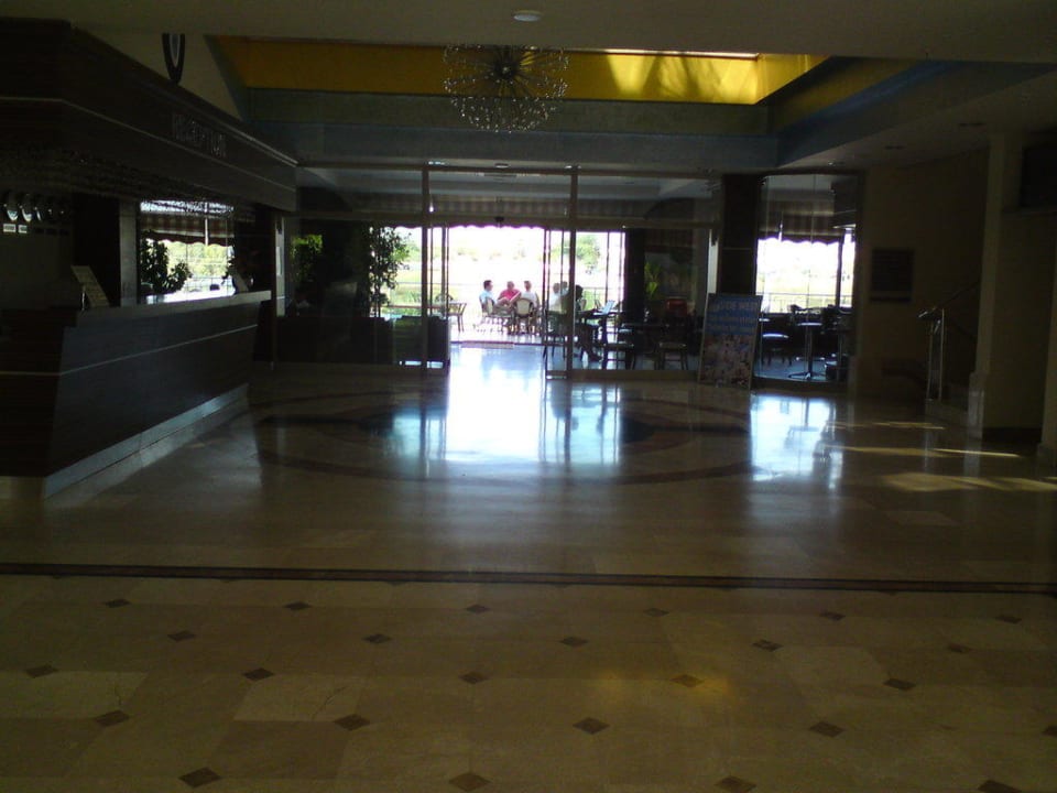 Blick vom Eingang zur Rezeption FUN&SUN Smart Hane Sun Hotel