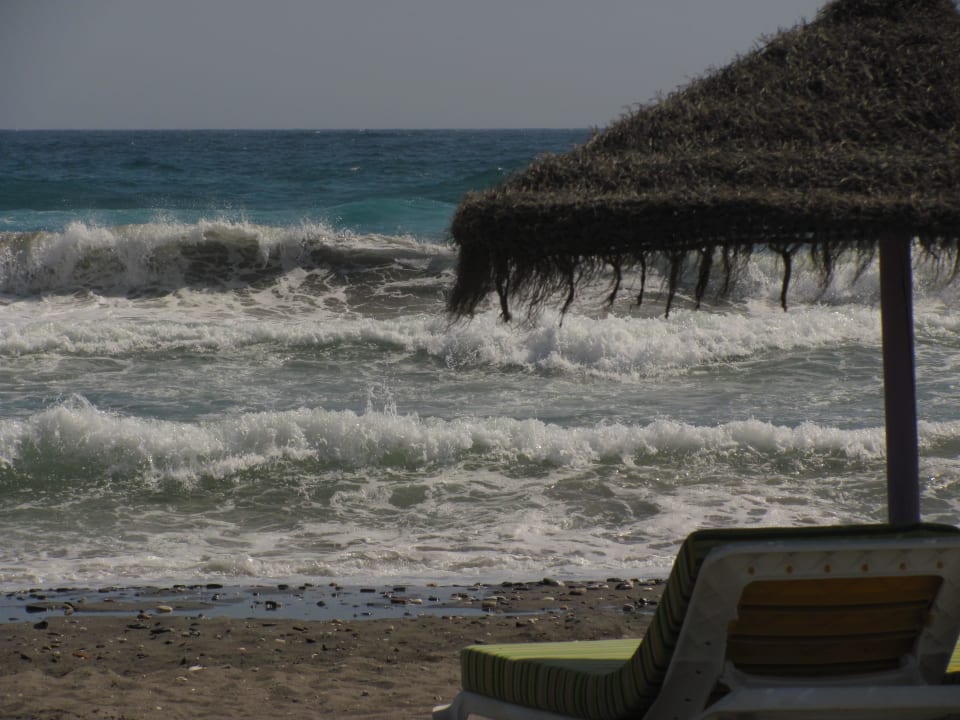 Ein dunkler,teilweise steiniger Strand!  Iberostar Waves Málaga Playa