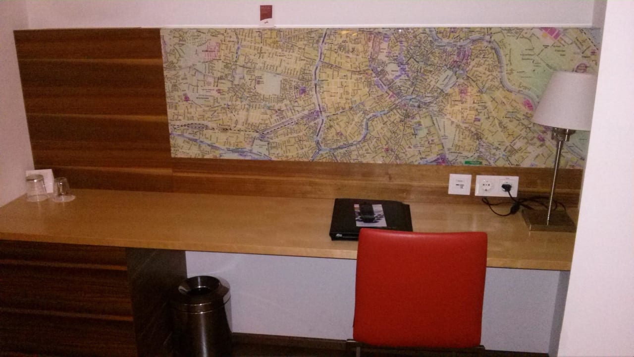 Schreibtisch mit Wien-Stadtplan Four Points Flex by Sheraton Vienna Hauptbahnhof