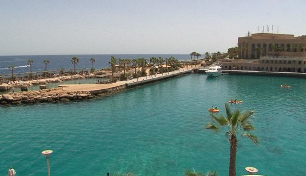 Hafenbecken mit kleiner Badelagune im Hintergrund Pickalbatros Citadel Resort