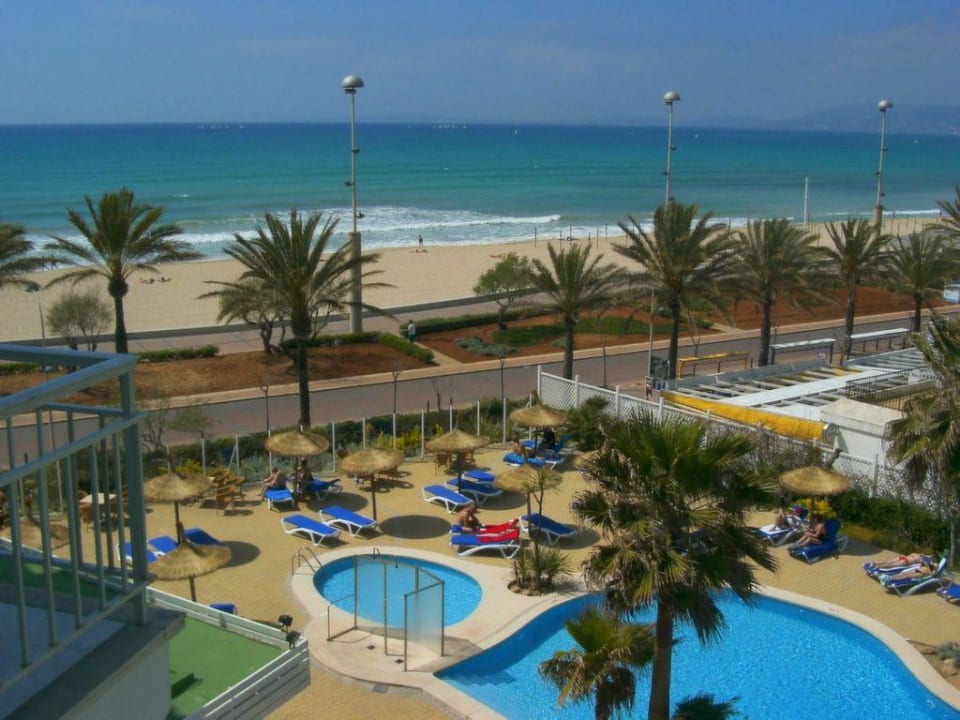 Blick über den Pool und Promenade auf das Meer HSM Golden Playa