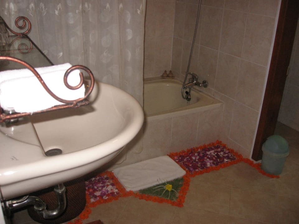 Bad mit Blütenbegrüßung Puri Dajuma Beach Eco-Resort & Spa