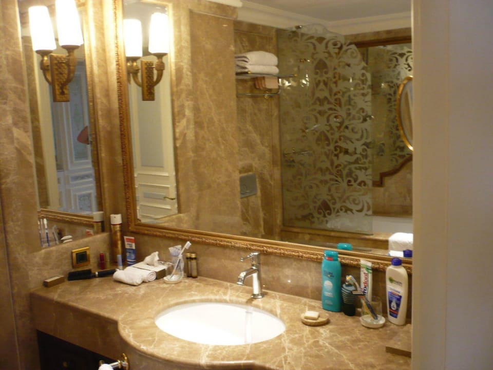 Das Bad mit klarem Spiegel nach dem Duschen Ali Bey Resort Sorgun