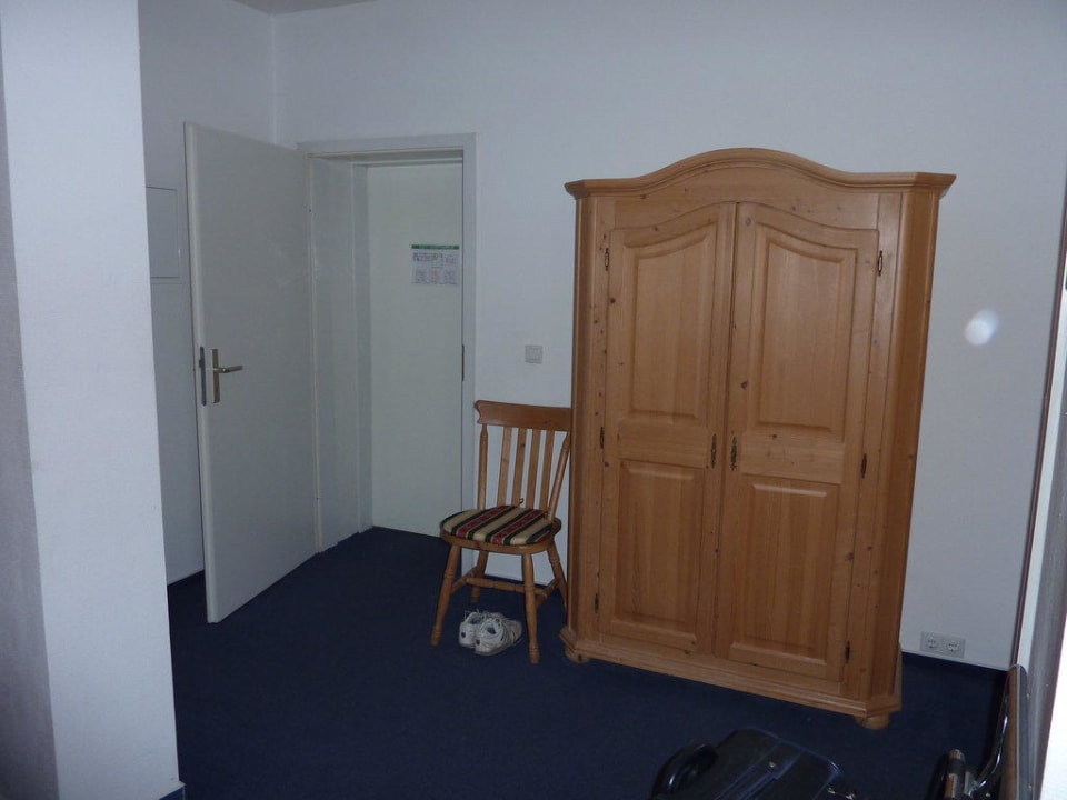 Blick zur Doppeltür = Eingang zum Zimmer Hotel Belvedere