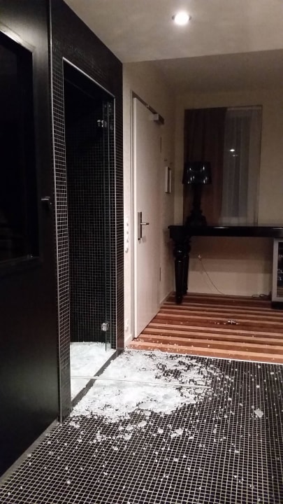 Explosion der Duschkabine Designhotel ÜberFluss