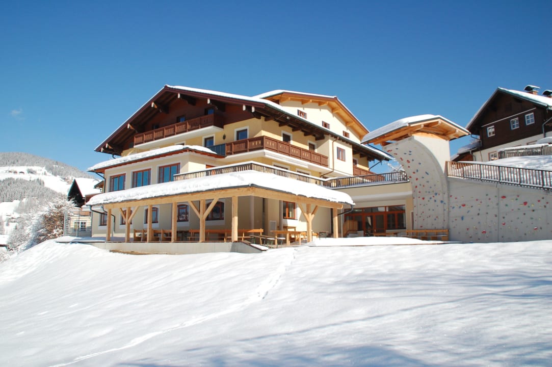 Saringgut Außenansicht Winter Jugendhotel Saringgut