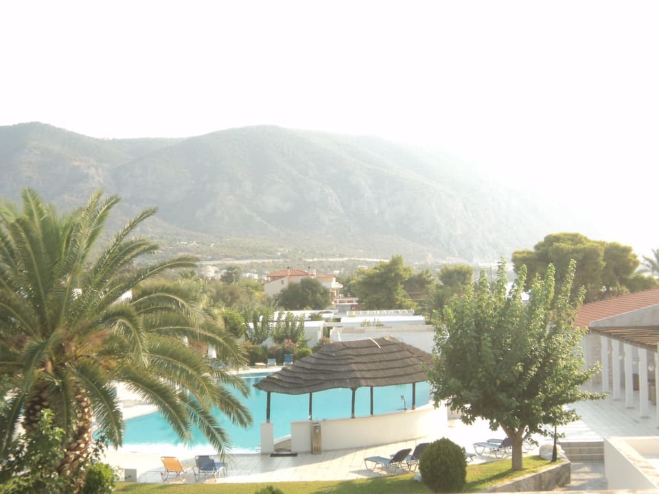 Widok na większy basen Hotel Kinetta Beach