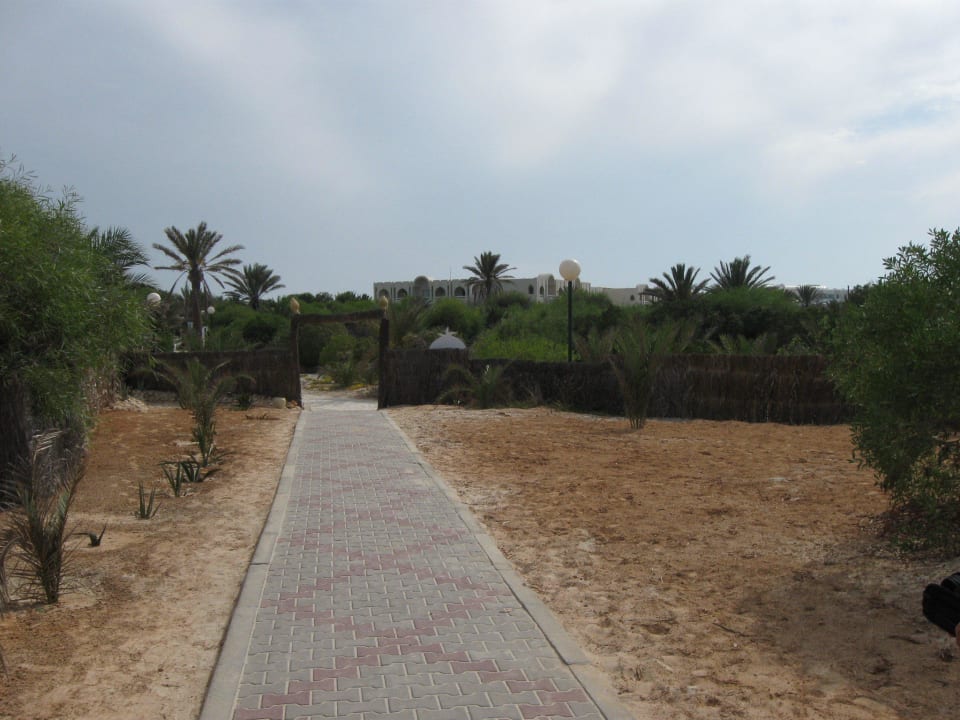 Der Weg vom Strand zum Hotel Iberostar Waves Mehari Djerba