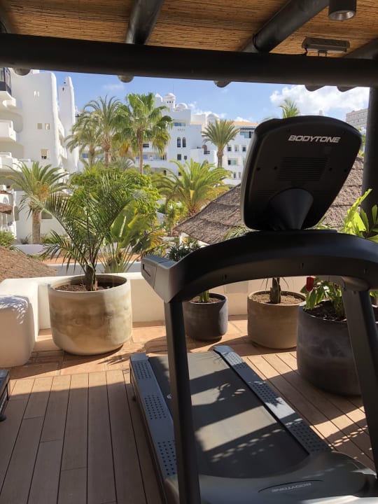 Fitnessbereich mit Blick auf die Hotelanlage Dreams Jardín Tropical