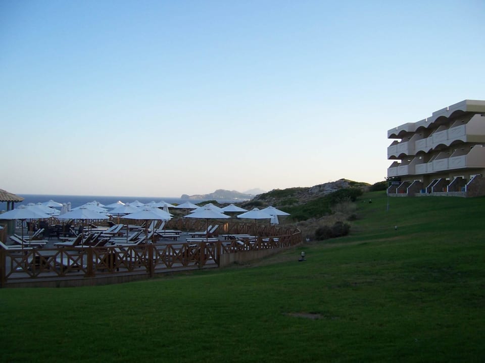 Schön angelegte ruhige Terrasse zum relaxen Hotel Kalithea Horizon Royal