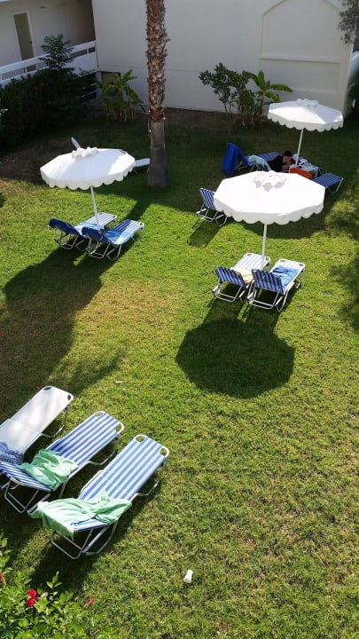 Die Liegen am Pool mit Sonnenschirm Niriides Hotel
