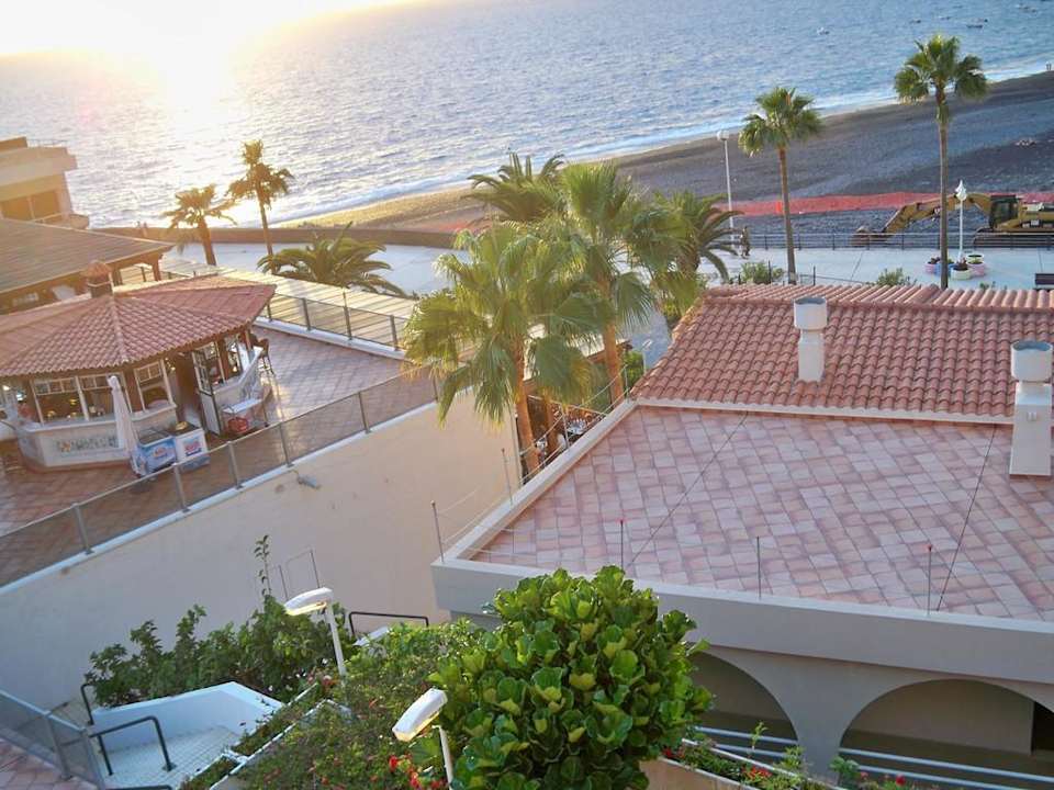 Blick vom Appartement auf Durchgang Richtung Strand Melia La Palma Hotel