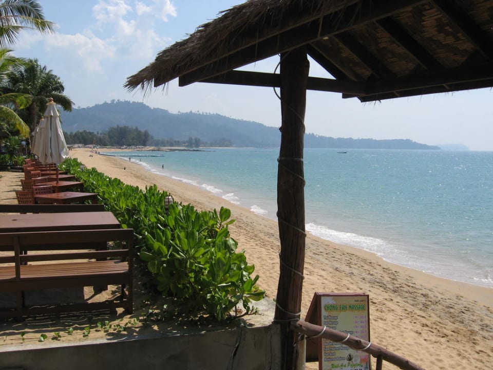 Blick auf Hotel-Strand von Chong Fah aus La Flora Khao Lak