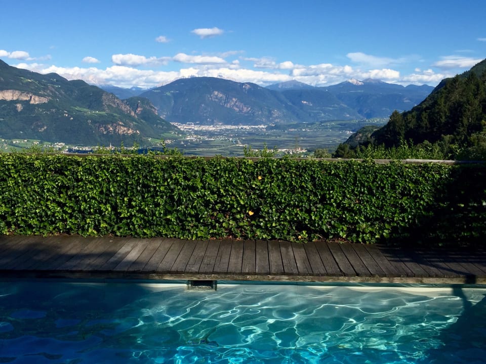 Pool mit Fernsicht Hotel Schloss Wehrburg