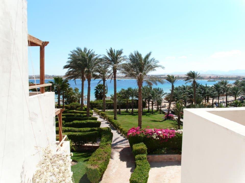 Blick vom Old Wing über Garten zum Meer Fort Arabesque Resort, Spa & Villas