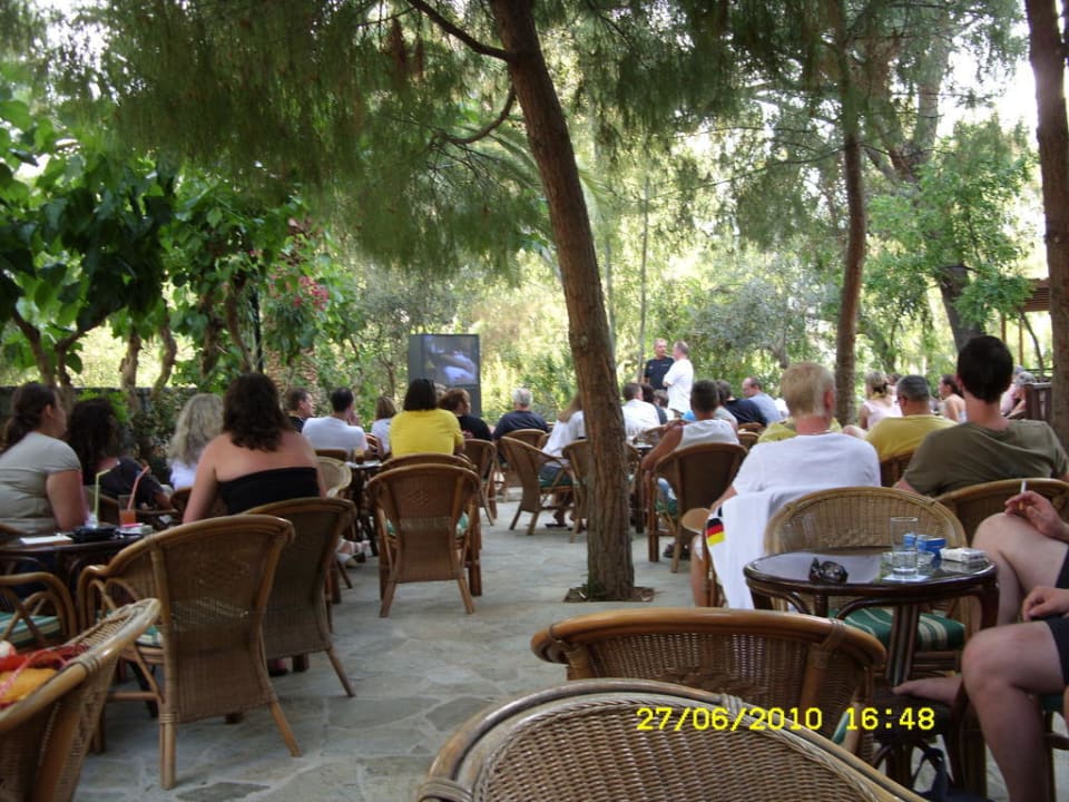 Sitzbereich vor der Bar Apollonia Beach Resort & Spa