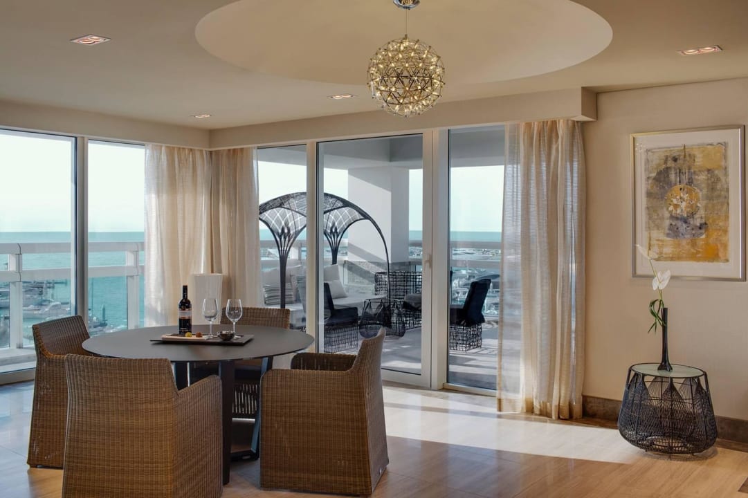 Classic Suite livingroom The Art Hotel & Resort