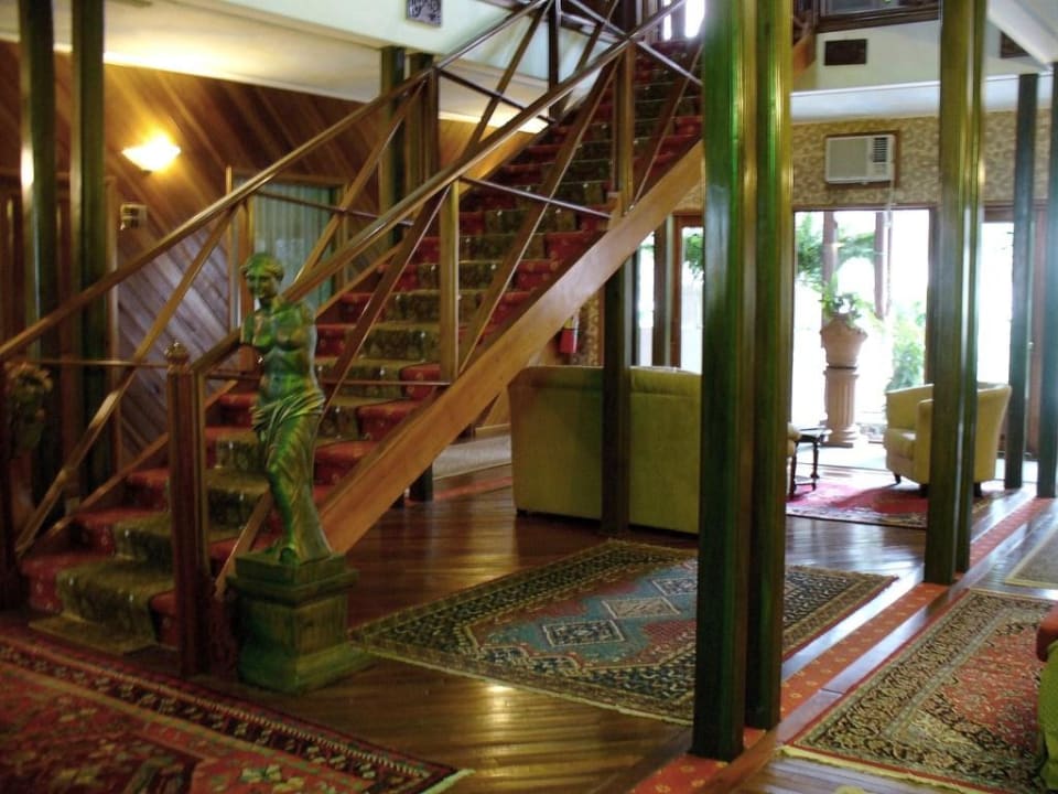 Lobby mit Aufgang zu den Zimmern Hotel Swan's Cay