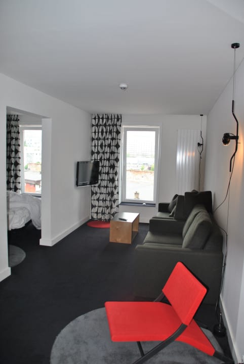 Wohnzimmerbereich der Suite Hotel Gat Point Charlie