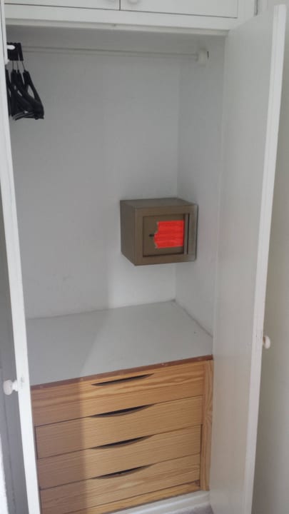 Muffiger Schrank  Sun Club Eldorado