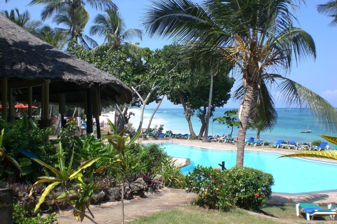 Blick auf Pool und Strand Baobab Beach Resort & Spa