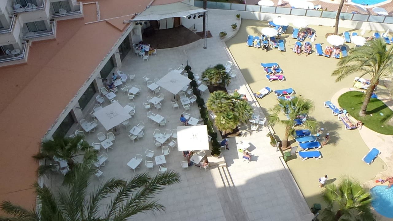 Bühne Hotel im Innenhof Aparthotel Playa Dorada