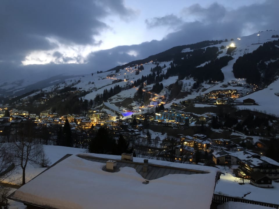Blick von der Terrasse ins Dorf Familienresort Ellmauhof – das echte All Inclusive