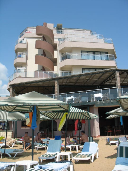 Blick auf Terrasse und Hotel Aska Hotel Just in Beach