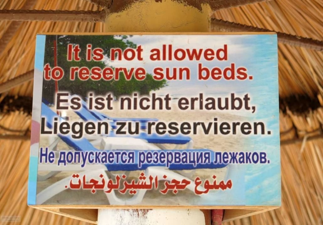 Schilder an den Sonnenschirmen Pickalbatros Dana Beach Resort - Hurghada