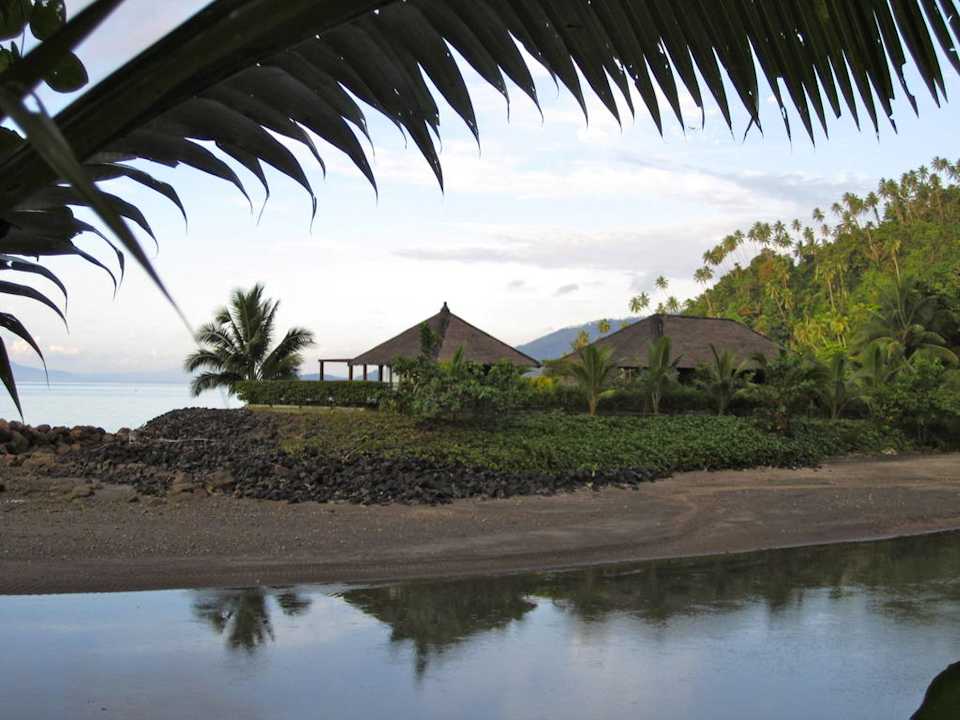 Blick über Lagoone zum Spa / Bar Hotel Minahasa Lagoon
